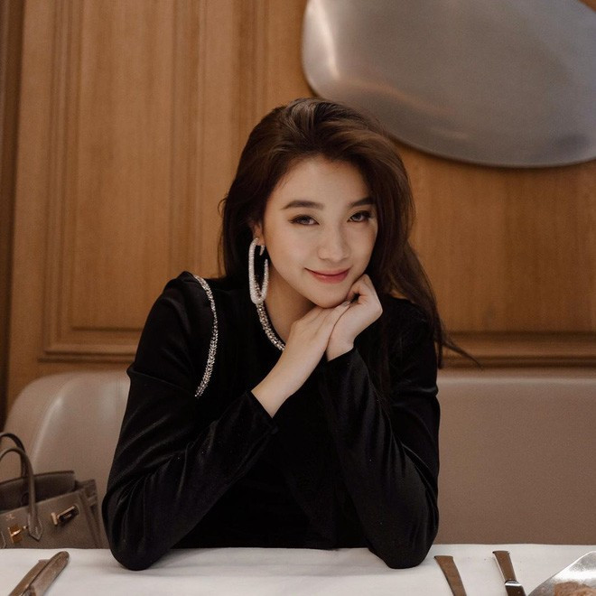 Trang Instagram cá nhân của Phonnie có đến hơn 74.000 người theo dõi, thường xuyên chia sẻ những hình ảnh làm bánh cùng cuộc sống sang chảnh khi đi du lịch, check-in ở nhiều nơi khiến mọi người ngưỡng mộ.