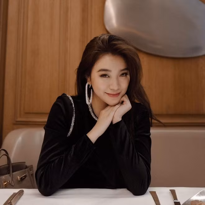 Trang Instagram cá nhân của Phonnie có đến hơn 74.000 người theo dõi, thường xuyên chia sẻ những hình ảnh làm bánh cùng cuộc sống sang chảnh khi đi du lịch, check-in ở nhiều nơi khiến mọi người ngưỡng mộ.