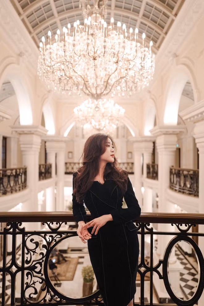 Còn khá e ngại về vốn tiếng Việt của bản thân nhưng Phonnie cố gắng tâm sự dễ hiểu nhất về sở thích làm bánh của mình: "Mình có niềm đam mê to lớn với đồ ngọt và cả gia đình mình cũng thế, nhưng mà ở quanh thị trấn này thì chẳng có 1 tiệm bánh nào cả. Mà ông ngoại mình, một tín đồ hảo ngọt chính hiệu lại đều đặn hằng ngày sẽ dùng 1 bữa trà chiều. Vì vậy mình quyết định mở tiệm bánh tại gia phục vụ riêng cho ông ngoại và cả gia đình".