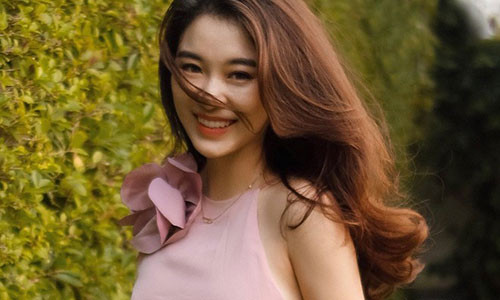 Phonnie từng là cựu sinh viên ngành Kinh tế quốc tế của trường Đại học Ngoại thương (Hà Nội). Ngay từ khi còn là du học sinh tại Việt Nam, Phonnie đã khá nổi tiếng trong trường bởi sở hữu vẻ đẹp không thua kém bất kỳ hot girl nào.