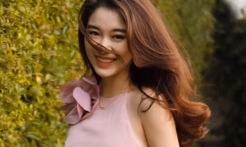 Phonnie từng là cựu sinh viên ngành Kinh tế quốc tế của trường Đại học Ngoại thương (Hà Nội). Ngay từ khi còn là du học sinh tại Việt Nam, Phonnie đã khá nổi tiếng trong trường bởi sở hữu vẻ đẹp không thua kém bất kỳ hot girl nào.