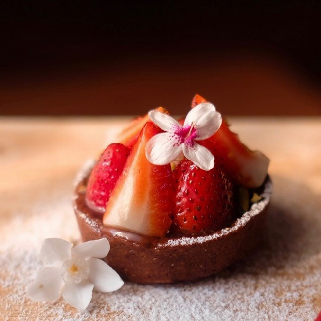 Cô gái đang gây sốt này có tên là Phonnie Xaysongkham, hiện tại đang sống cùng gia đình ở một thị trấn nhỏ của Lào.