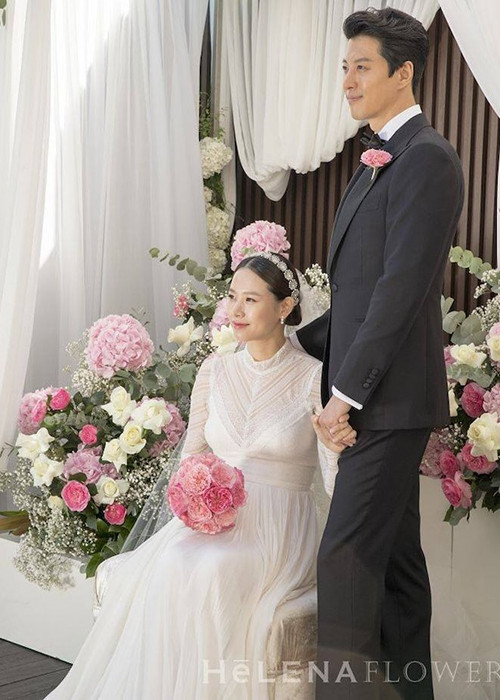 Hình ảnh Jo Yoon Hee lộ bụng bầu lớn trong đám cưới.