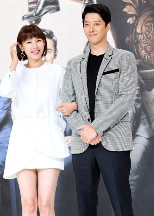 Bất ngờ hơn, 3 tháng sau khi công khai yêu nhau, Lee Dong Gun xác nhận đã kết hôn và Jo Yoon Hee mang thai.