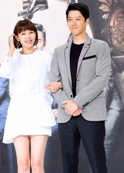 Bất ngờ hơn, 3 tháng sau khi công khai yêu nhau, Lee Dong Gun xác nhận đã kết hôn và Jo Yoon Hee mang thai.