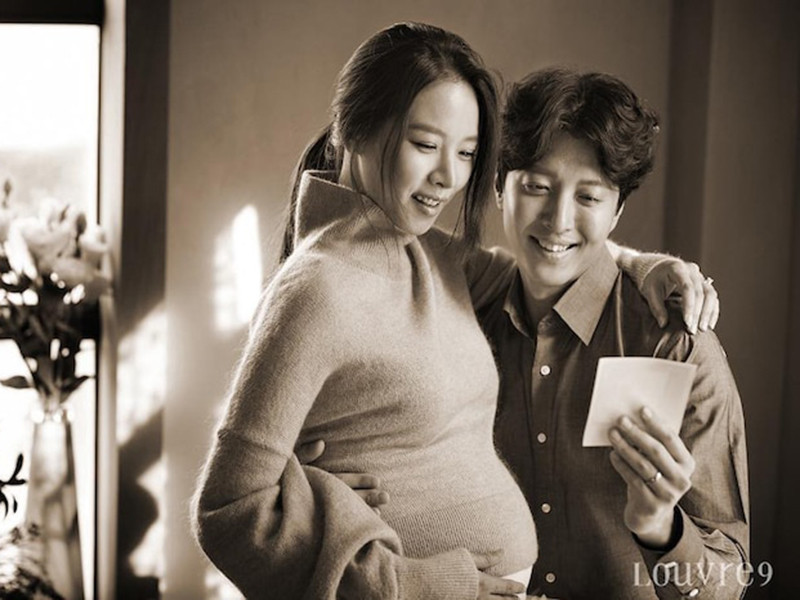 Lee Dong Gun từng thú nhận trong một chương trình truyền hình rằng, một năm kể từ khi nên duyên vợ chồng với Yoon Hee, cả hai đã có nhiều chuyện may mắn nên cuộc sống rất hạnh phúc.