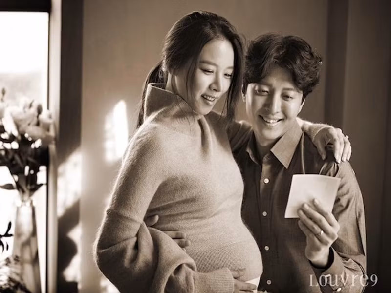 Lee Dong Gun từng thú nhận trong một chương trình truyền hình rằng, một năm kể từ khi nên duyên vợ chồng với Yoon Hee, cả hai đã có nhiều chuyện may mắn nên cuộc sống rất hạnh phúc.