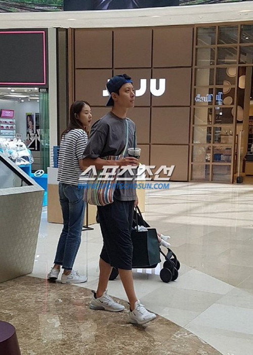 Hình ảnh hiếm hoi của vợ chồng Lee Dong Gun bên con gái.