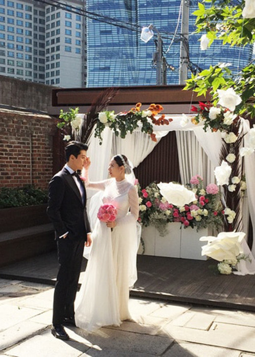 Tháng 12/2017, bà xã của Lee Dong Gun hạ sinh con gái đầu lòng.