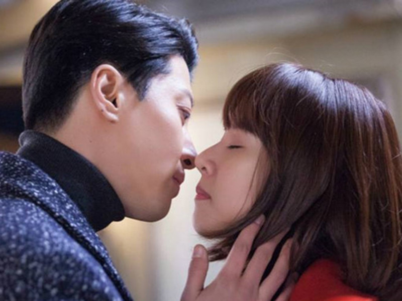 Tháng 2/2017, cặp đôi công khai hẹn hò. Điều đáng nói, 1 tháng trước đó, Lee Dong Gun tuyên bố chia tay nữ ca sĩ Jiyeon.