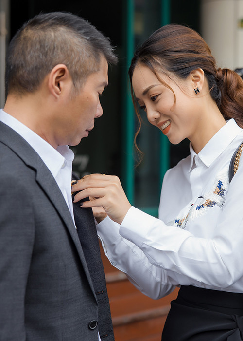 Ngọc Hà chỉnh trang phục cho Công Lý.