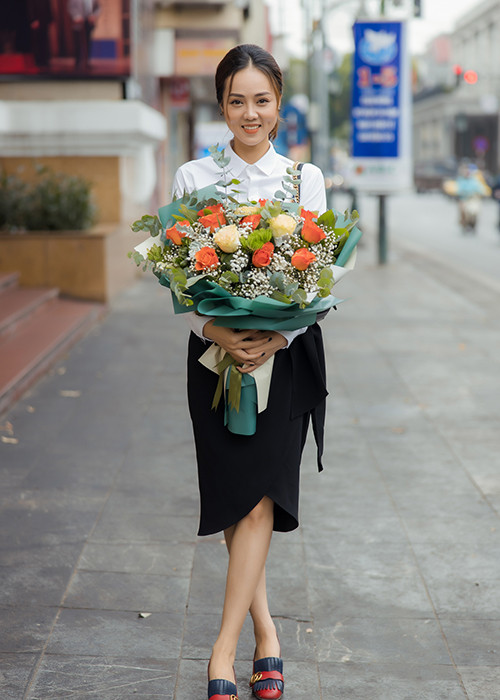 Trên trang cá nhân, bạn gái kém 15 tuổi của Công Lý chia sẻ: "Dù ở vị trí nào thì anh vẫn luôn là người em chỉnh đồ cho".