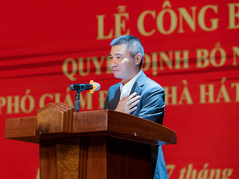 Anh chia sẻ thêm: “Khi nhận được quyết định bổ nhiệm này tôi thực sự rất xúc động. Người đầu tiên tôi báo tin vui này đó là ba mẹ tôi, ông bà chúc mừng và hân hoan, khen tôi đã làm rất tốt công việc của mình tại Nhà hát. Chỉ ngần nấy lời thôi, đã đủ khiến tôi nghẹn ngào. Cũng nhân dịp này, tôi muốn gửi lời cảm ơn đến người truyền lửa – người thầy – người anh lớn NSND Hoàng Dũng đã giúp đỡ tôi rất nhiều để có những bước đi đúng đắn trong sự nghiệp. Bên cạnh đó, phải kể đến hai người bạn thân là NSND Trung Hiếu – người giúp đỡ và hỗ trợ tôi trong các công việc tại nhà hát và đạo diễn Đỗ Thanh Hải – người tạo điều kiện cho tôi được tham gia những dự án phim ảnh và chương trình truyền hình phù hợp để có cơ hội được đến gần hơn với khán giả".