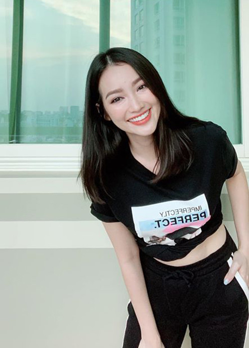 Chân dài 8X cho biết, trong thời gian cách ly xã hội, cô ở nhà nấu ăn, tập yoga, chăm sóc da, đọc sách, xem phim và làm việc từ xa.