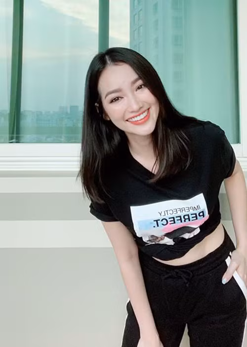 Chân dài 8X cho biết, trong thời gian cách ly xã hội, cô ở nhà nấu ăn, tập yoga, chăm sóc da, đọc sách, xem phim và làm việc từ xa.