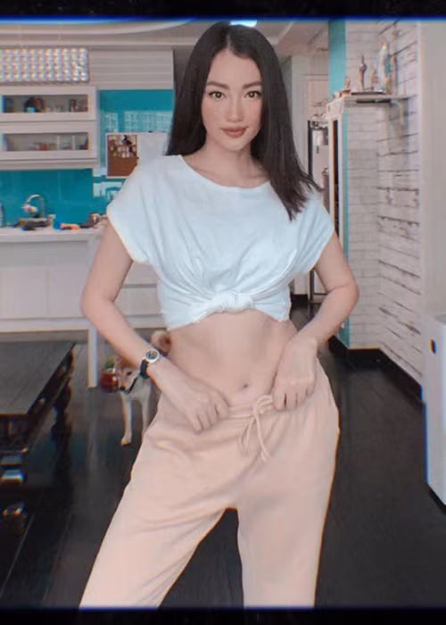 Gần đây, người đẹp sinh năm 1987 khiến nhiều khán giả bất ngờ vì vóc dáng thon gọn, săn chắc.