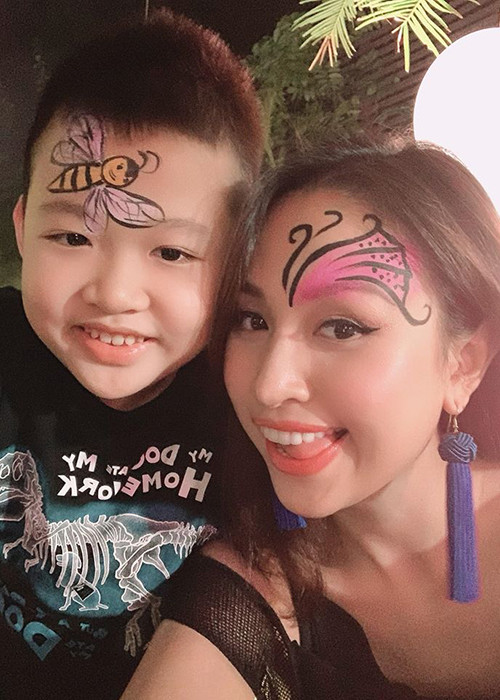 Cậu nhóc luôn nở nụ cười trên môi mỗi khi bên mẹ.