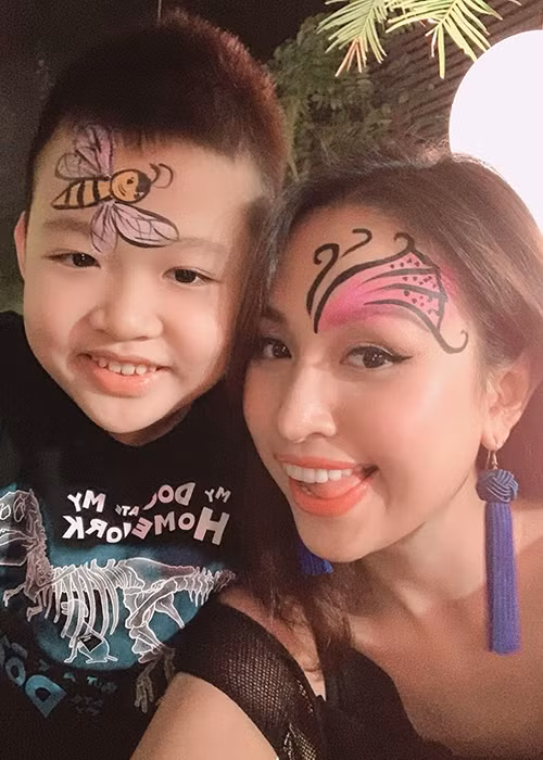 Cậu nhóc luôn nở nụ cười trên môi mỗi khi bên mẹ.