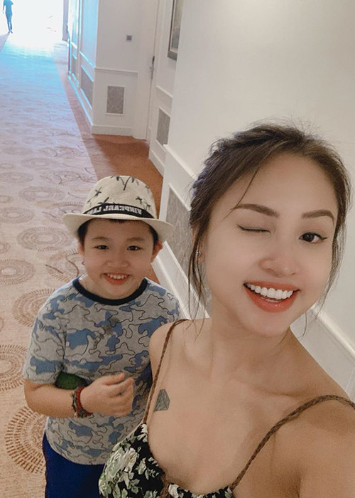 Vân Hugo từng đăng dòng trạng thái bé Bin nói với mẹ rằng: “Mẹ ơi sau này con muốn lấy một người vợ có nhan sắc và trí nhớ như mẹ".