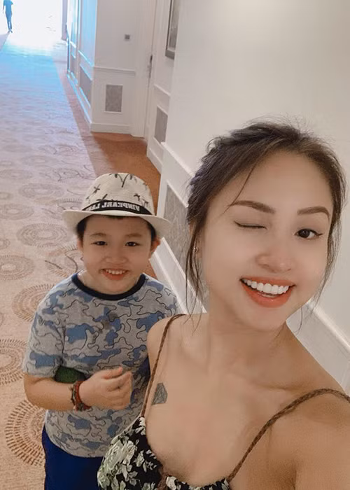 Vân Hugo từng đăng dòng trạng thái bé Bin nói với mẹ rằng: “Mẹ ơi sau này con muốn lấy một người vợ có nhan sắc và trí nhớ như mẹ".