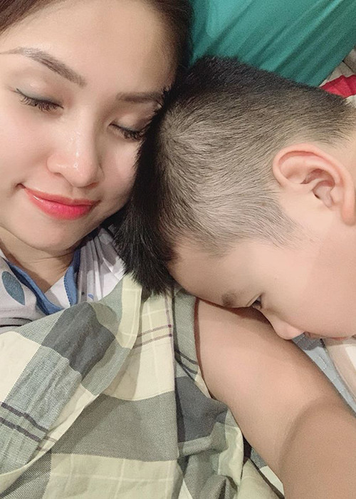 Bé Bin rất thương mẹ, lúc nào cũng ở tâm thế che chở cho mẹ.