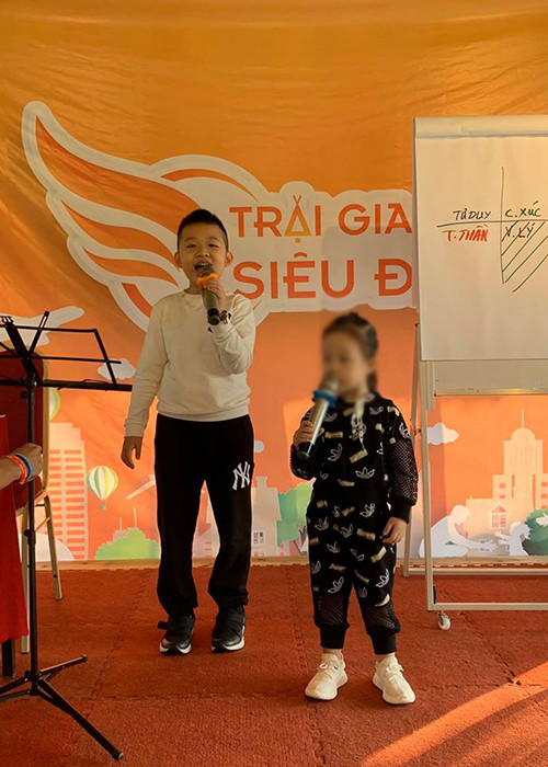 Con trai của Vân Hugo đã lớn phổng phao.