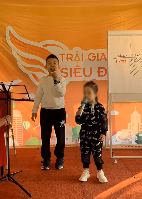 Con trai của Vân Hugo đã lớn phổng phao.