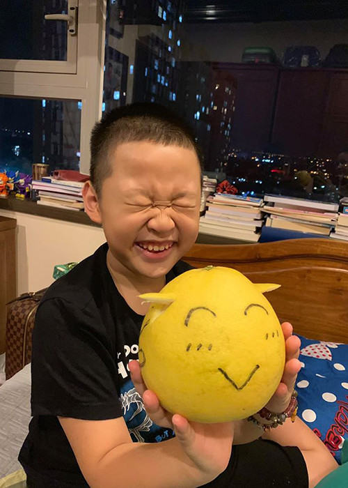 Bé Bin càng lớn càng kháu khỉnh.