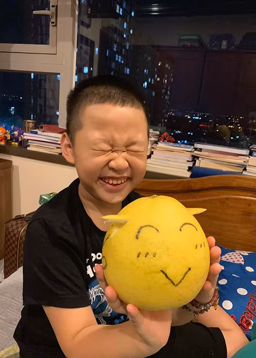 Bé Bin càng lớn càng kháu khỉnh.