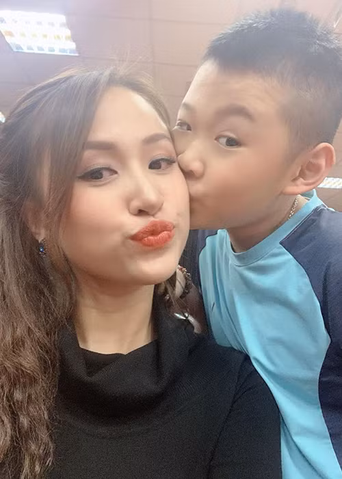 "Tôi ước sẽ không bao giờ phải rời xa mọi người. Tôi ước tôi bình tĩnh để có thể giải quyết mọi chuyện. Tôi ước mẹ tôi không bao giờ giận tôi nữa. Tôi ước tôi sẽ trở thành người đàn ông thực thụ cho mẹ tôi. Tôi cảm ơn mẹ Vân vì đã luôn yêu và chăm sóc tôi. Tôi ước sẽ được 10 điểm môn toán, 10 điểm môn tiếng Việt và 10 điểm môn tiếng Anh. Tôi yêu... (bố mẹ - sau đó cậu bé gạch ngang cụm từ này và thay bằng)... ông bà và mẹ Vân", bé Bin viết.