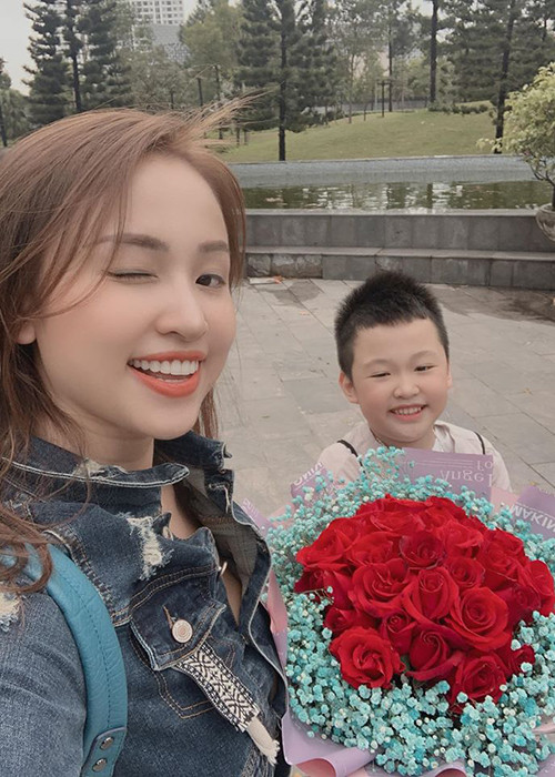 Ước mơ mẹ lấy chồng của bé Bin sắp thành hiện thực khi mới đây Vân Hugo nhận lời cầu hôn của bạn trai.