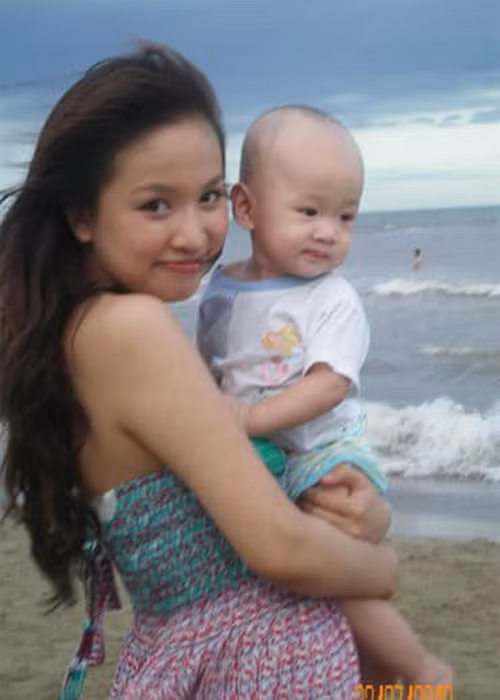 Ve dang yeu cua con trai MC Van Hugo ung ho me tai hon