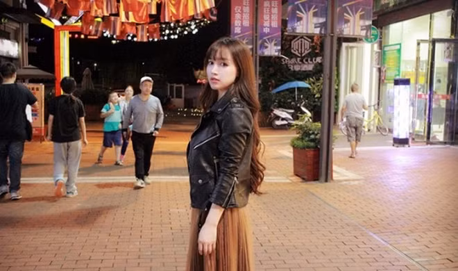 Tuy nhiên, một số người cho rằng, việc Lý Tử Thất làm các video nấu ăn ở vùng thôn quê thể hiện sự "lạc hậu" và "nghèo nàn" của nông thôn Trung Quốc. Tuy nhiên, các kênh truyền thông lại khen ngợi người đẹp họ Lý và cho rằng, các video của cô giúp quảng bá văn hóa truyền thống Trung Quốc đến khán giả quốc tế.