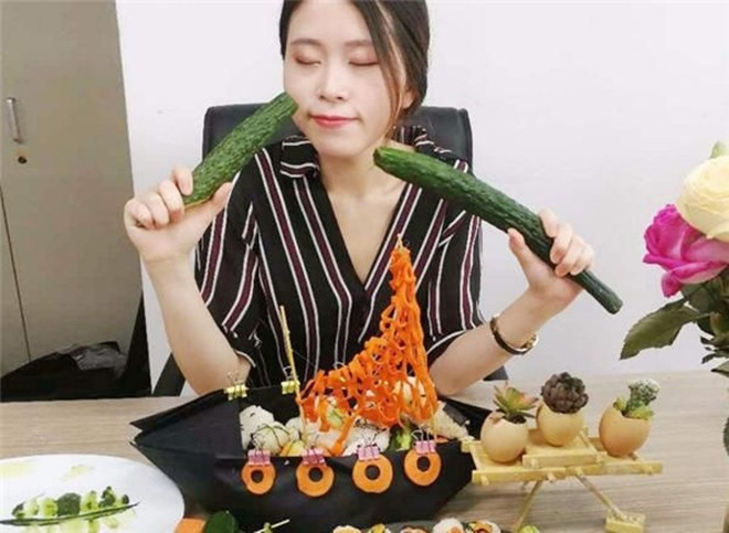 Kênh YouTube của Tiểu Dã hiện có 8,71 triệu người đăng ký, cô là người tiên phong trong lĩnh vực nấu ăn ở văn phòng công sở. Mỗi video nấu ăn của Tiểu Dã thu hút hàng nghìn lượt xem.