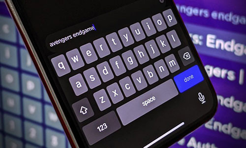 Tính năng tìm kiếm trên TV thông minh là điều cần thiết nhưng trải nghiệm gõ trên TV thực sự kinh khủng, khi bạn phải dùng 4 phím điều hướng tìm từng từ một và đợi gợi ý hiện ra đối với những TV cấp thấp hoặc không có chức năng tìm kiếm giọng nói. Tuy nhiên sẽ có cách giải quyết tốt hơn khi hầu hết các TV thông minh đều hỗ trợ làm bàn phím thông qua smartphone. Ngay cả khi tivi của bạn không có tính năng này, nhờ các hộp giải mã như Apple TV và Roku, bạn có thể thêm chức năng sử dụng smartphone làm bàn phím cho ti vi vào bất kỳ TV nào.