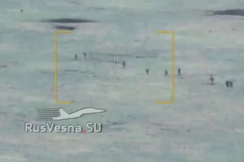 Theo tờ RT (Nga) ngày 23/10, cuộc tấn công của quân Ukraine đã gặp phải phản công dữ dội từ phía quân Nga. Trong video do quân Nga công bố, có thể thấy rõ một số binh sĩ Ukraine, khi đối mặt với hỏa lực mạnh mẽ của quân Nga, đã bỏ xe chạy trốn. Tuy nhiên, đường rút lui của họ đã bị Tập đoàn quân phương Bắc của Nga cắt đứt. Ảnh chụp màn hình từ video.