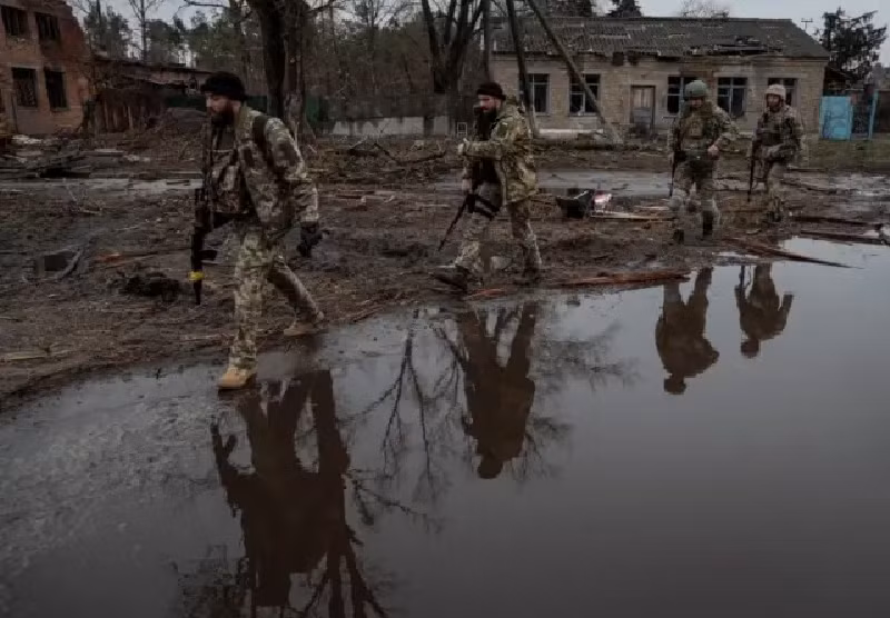 Ông Apti Alaudinov, chỉ huy Lực lượng đặc nhiệm Akhmat của Chechnya cho biết, Quân đội Ukraine đã tập trung một số lượng lớn binh sĩ thiết giáp ở khu vực Kursk, cố gắng phản công theo hướng Lyubimovka của quân Nga. Tuy nhiên, những đợt phản công này đã bị Quân đội Nga đẩy lùi thành công. Ảnh: BBC.