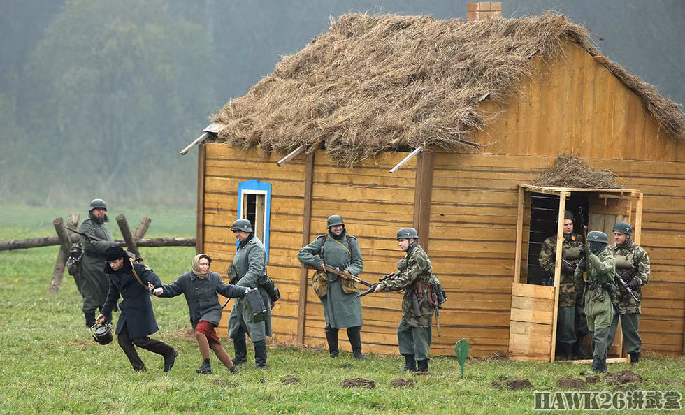 Các tình nguyện viên đóng “người dân Liên Xô” bỏ chạy khỏi khu vực bị quân Đức chiếm đóng.