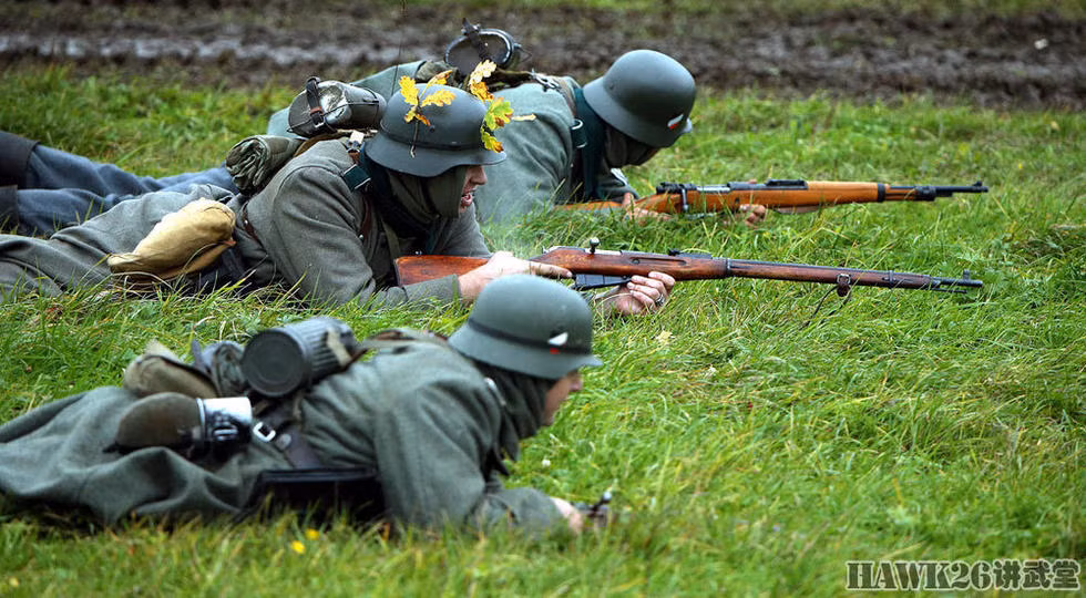 Bối cảnh lúc bấy giờ, bằng chiến dịch Barbarossa, quân đội phát xít đã tiến với tốc độ như vũ bão chiếm nhiều thành phố của Liên Xô và đến tháng 9/1941 đã áp sát Moscow. Trước tình thế đó, Hồng quân Liên Xô đã huy động một lực lượng lên tới cả triệu binh sĩ cùng xe tăng, máy bay chiến đấu để phản công, bảo vệ Moscow.