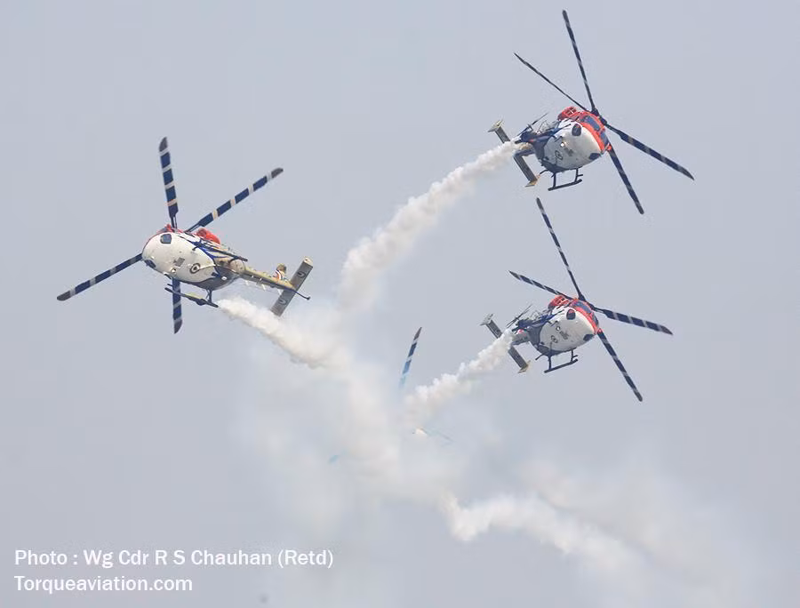 Đội hình trực thăng đa năng HAL Dhruv của Không quân Ấn Độ bay biểu diễn trên không.