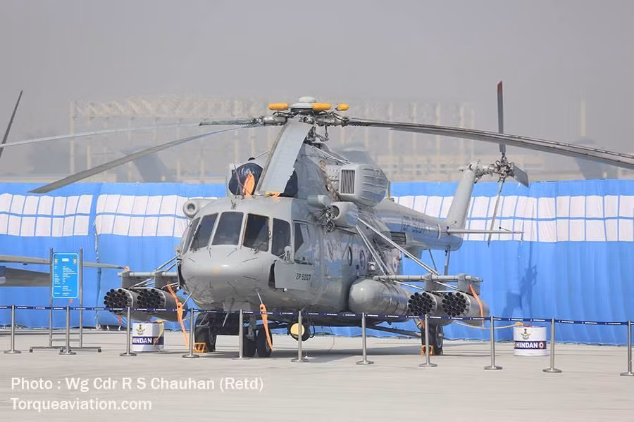 Không quân Ấn Độ hiện có quân số 150.000 người được biên chế 2.086 máy bay chiến đấu các loại. Ảnh: Trực thăng Mi-17V-5 của Không quân Ấn Độ trưng bày tại một căn cứ.
