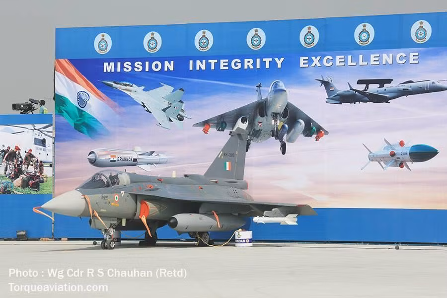 Không quân Ấn Độ hiện có khoảng 800 chiếc máy bay chiến đấu có xuất xứ từ Nga – Pháp là chủ yếu. Trong đó, đóng vai trò “xương sống” là 241 máy bay tiêm kích đa năng Su-30MKI do Sukhoi Nga sản xuất. Hiện Ấn Độ đang cố gắng phát triển mẫu máy bay chiến đấu hạng nhẹ LCA Tejas để thay thế cho phi đội tiêm kích MiG-21 đã lỗi thời.