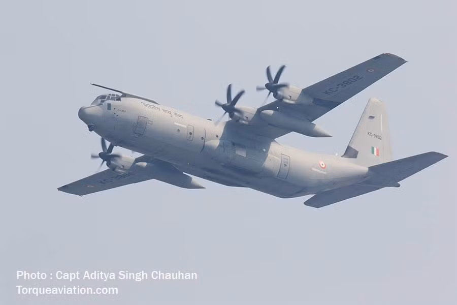 Khoảng 10 năm trở lại đây, Không quân Ấn Độ dịch chuyển dần sang việc mua sắm các máy bay quân sự Mỹ. Mà điển hình là chiếc C-130J-30 trong ảnh – phiên bản hiện đại nhất dòng máy bay vận tải hạng trung C-130 của Mỹ.