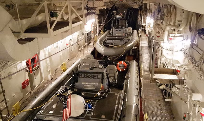 Khoang chứa xuồng máy trong tàu khu trục DDG-1000.