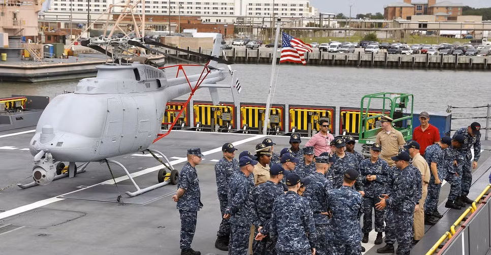 Con tàu có khả năng chở được 2 trực thăng SH-60 LAMPS hoặc 3 trực thăng không người lái MQ-8 Fire Scout. Trong ảnh là sân đỗ trực thăng đuôi tàu với một chiếc MQ-8.