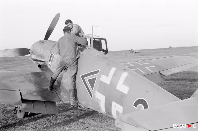 Quân Đức đã huy động tổng cộng 1.600 máy bay giai đoạn đầu cuộc chiến, trong khi Hồng quân Liên Xô chỉ có 300 máy bay, nhưng chỉ có khoảng 50 chiếc tiêm kích.