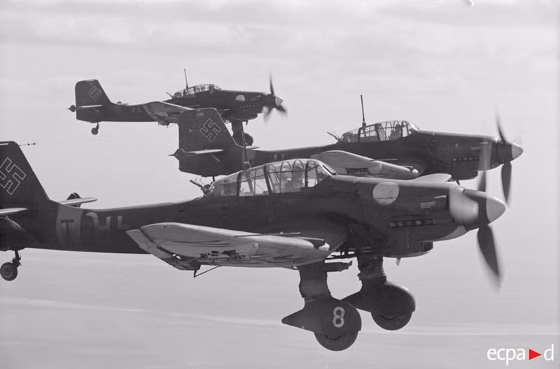 Các máy bay quân phát xít Đức gần như thống trị bầu trời Stalingrad giai đoạn đầu trận chiến Stalingrad (từ tháng 7-18/11/1942) - giai đoạn mà Hồng quân Liên Xô chủ yếu phòng thủ.