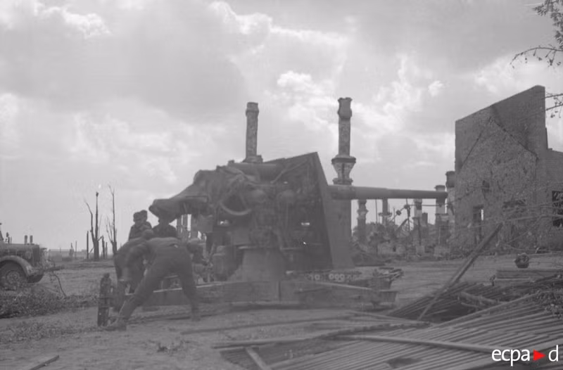 Mọi nỗ lực phá vây của quân Đức đều vô vọng trước Hồng quân Liên Xô. Ngày 31/1/1943, thống chế Paulus chỉ huy quân Đức ở Stalingrad đầu hàng vô điều kiện, hàng vạn quân Đức - Italy - Romania và Hungary ra hàng. Chiến dịch phòng thủ - phản công ở Stalingrad của Hồng quân Liên Xô kết thúc thắng lợi. Ảnh: Pháo 88 của Đức tại Stalingrad.