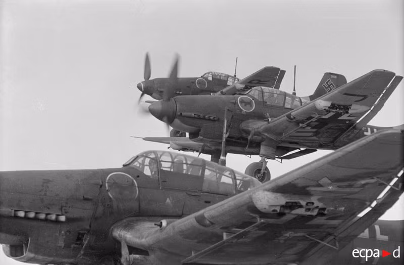 Giai đoạn đầu, quân phát xít chiếm ưu thế vượt trội Hồng quân Liên Xô về máy bay, xe tăng. Ảnh: Biên đội máy bay ném bom bổ nhào Ju 87 của phát xít trên bầu trời Stalingrad.