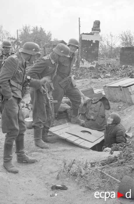 Ước tính 40.000 dân thường Stalingrad đã thiệt mạng bởi các vụ bắn giết, các cuộc không kích bừa bãi của Đức phát xít.